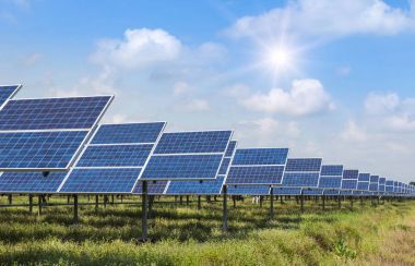 Güneş Pilleri Güneş enerjisi santrali havaya doğru aç polikristalin silikon dizi satırları güneş ışığından elektrik üretmek için güneş kullanımı ışık enerjisini absorbe