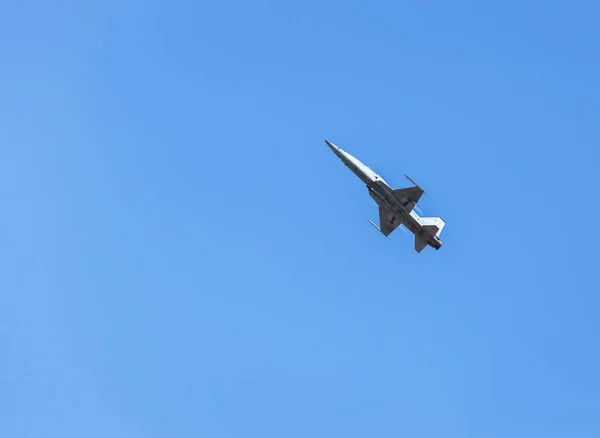 Caça Avião Militar Jato Voando Fundo Céu Azul — Fotografia de Stock