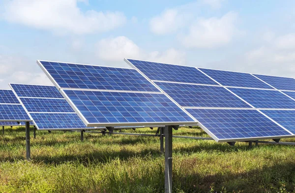 Ряды Солнечных Батарей Солнечной Электростанции Появляются Небе Поглощать Солнечный Свет — стоковое фото