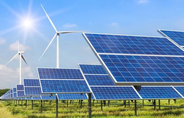 Güneş panelleri ve rüzgar türbinleri elektrik üreten güneş ve rüzgar enerjisi hibrid santral sistemleri istasyonunda kullanın yenilenebilir enerji mavi gökyüzü arka plan ile elektrik üretmek için 