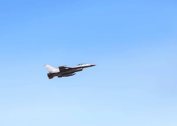 Avião Militar Caça Falcão Voando Céu Azul — Fotografia de Stock