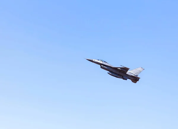 Avião Militar Caça Falcão Voando Céu Azul — Fotografia de Stock