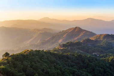   yüksek açı bakış açısı tropikal yağmur ormanları dağlarda günbatımı Ban ben-Tong, Pilok, tanga Pha Phum üzerinde. Kanchanaburi, Tayland sınır arasında Tayland - myanmar. 