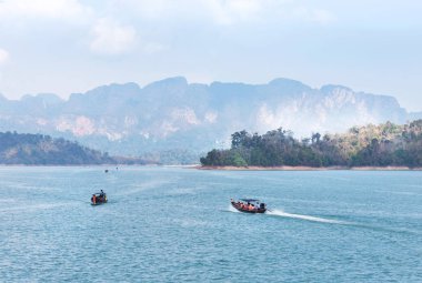 longtail tekne ve khao sok Milli Park, Surat Thani Eyaleti, Tayland ratchaprapha Baraj Gölü yelken motorlu tekne