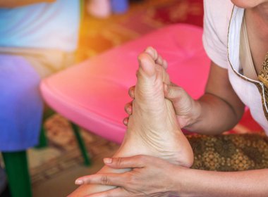 Ayak masajı Tay kaplıca tedavisi içinde yukarı kapatın