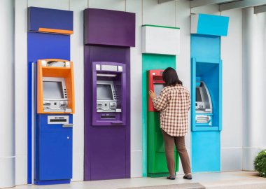 Asyalı kadın ayakta geri çekilme para bankacılık makine veya Atm (otomatik vezne makinesi)   