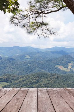 Boş eski ahşap balkon teras katta bakış açısı yüksek tropik katman dağ yağmur ormanı