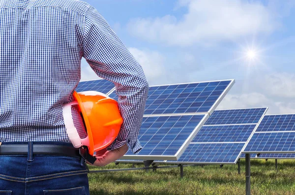 Inżynier Stoisko Holding Budowy Żółty Kask Ogniw Słonecznych Elektrowni Energii — Zdjęcie stockowe