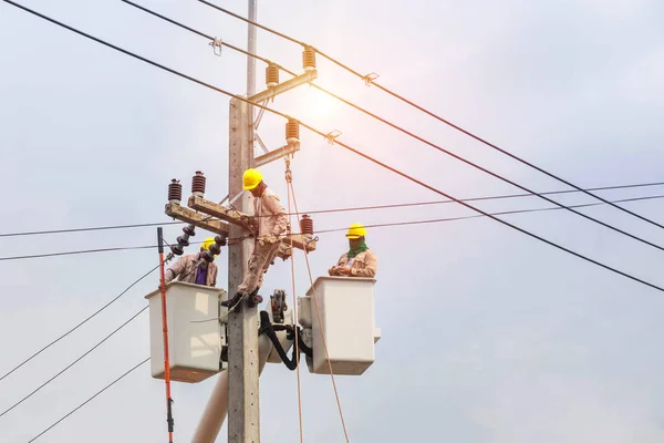 Electricistas Reparando Alambre Línea Eléctrica Con Cubo Plataforma Elevación Hidráulica — Foto de Stock