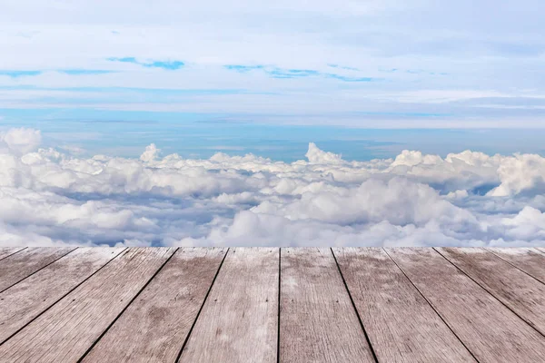 Prázdný Pohled Starý Dřevěný Balkon Terasa Patro Nad Mraky Bílé — Stock fotografie