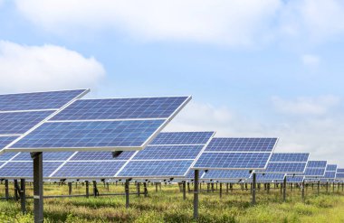 Enerji istasyonundaki güneş pilleri veya fotovoltaik hücreler güneşten gelen alternatif yenilenebilir enerjiye dönüşür   