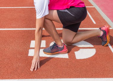Stadyumdaki 5 numaralı koşu pistinde koşuya hazırlanan sporcu.