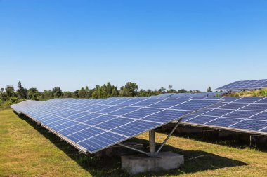 Güneş enerjisi istasyonundaki sıra sıra güneş pilleri veya fotovoltaikler alternatif temiz yenilenebilir enerji verimliliği