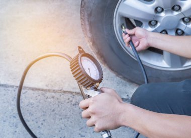 Mekanik şişirme sırasında hava basıncı göstergesini kapat. Benzin istasyonundaki lastiğe hava ver.          