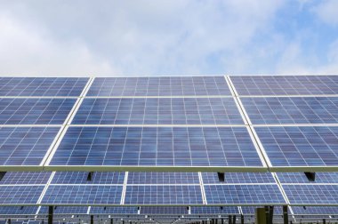 Güneş enerjisi istasyonundaki fotovoltaik güneş panelleri alternatif temiz yenilenebilir enerji verimliliği enerji üretim teknolojisidir yenilenebilir yeşil enerji verimliliği