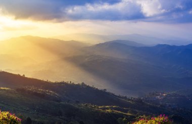 Tayland ve Myanmar 'ın Doi Chang Moob Mae Sai, Chiang Rai, Tayland sınırındaki askeri üssü gün batımı manzaralı.    