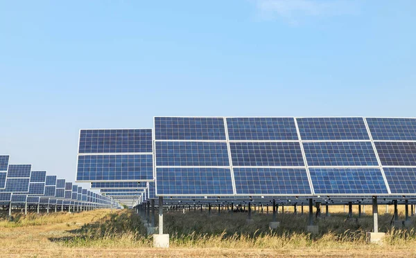 Panel Surya Atau Sel Surya Atau Fotovoltaik Pembangkit Listrik Tenaga — Stok Foto