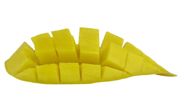 黄色熟した甘い美しいマンゴーの果実とマンゴーのスライスキューブ隔離された白い背景 — ストック写真