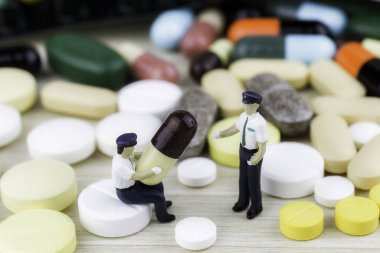 Tedavi ilaçları için ilaç reçetesi. İlaç tedavisi, sağlık için konteynerde tedavi. Eczane teması, paketlerde ilaç antibiyotik ile kapsül hapları.closeup, Tıp veya kapsül.