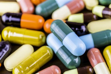 Tedavi ilaçları için ilaç reçetesi. İlaç tedavisi, sağlık için konteynerde tedavi. Eczane teması, paketlerde ilaç antibiyotik ile kapsül hapları.closeup, Tıp veya kapsül.