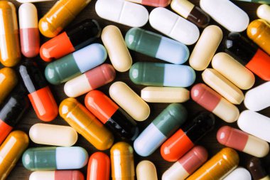 Tedavi ilaçları için ilaç reçetesi. İlaç tedavisi, sağlık için konteynerde tedavi. Eczane teması, paketlerde ilaç antibiyotik ile kapsül hapları.closeup, Tıp veya kapsül.