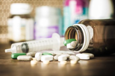 Tedavi için ilaç reçetesi. İlaç, sağlık için konteynırda tedavi. Eczane teması, kapsül hapları ve paketlerde ilaç antibiyotiği.. 