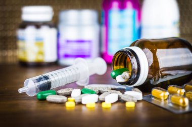 Tedavi için ilaç reçetesi. İlaç, sağlık için konteynırda tedavi. Eczane teması, kapsül hapları ve paketlerde ilaç antibiyotiği.. 