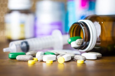 Tedavi için ilaç reçetesi. İlaç, sağlık için konteynırda tedavi. Eczane teması, kapsül hapları ve paketlerde ilaç antibiyotiği.. 