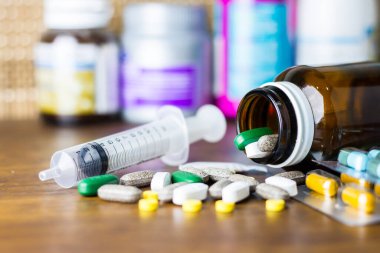 Tedavi için ilaç reçetesi. İlaç, sağlık için konteynırda tedavi. Eczane teması, kapsül hapları ve paketlerde ilaç antibiyotiği.. 