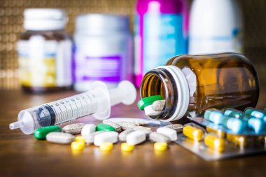 Tedavi için ilaç reçetesi. İlaç, sağlık için konteynırda tedavi. Eczane teması, kapsül hapları ve paketlerde ilaç antibiyotiği.. 
