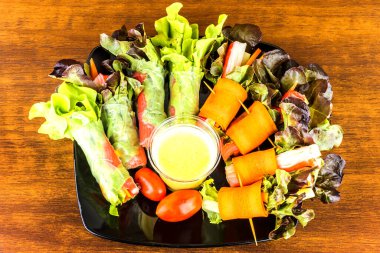 Sağlıklı yemek için tabakta taze salata, salatalık ve domates salatası.