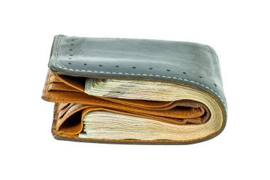 Erkeklerin siyah deri cüzdanı, bir sürü para beyaz arka planda izole edilmiş.