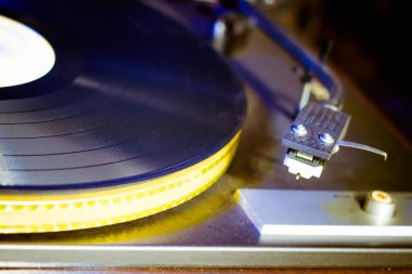 Vintage gramofona yakın çekim yap. Eski bir şarkı çalıyor, Vinil diskli Vintage müzik çalar