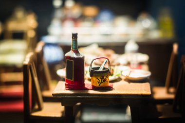 Minyatür kil heykelciği Tayland 'ın yüzen pazarı ahşap arka planda tropik meyve taşıyan minyatür tekne.