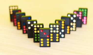 Dominolar masada bir iş.