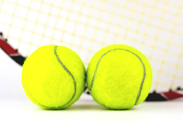 Tenisz Ütők Labdák Elszigetelt Fehér Alapon — Stock Fotó