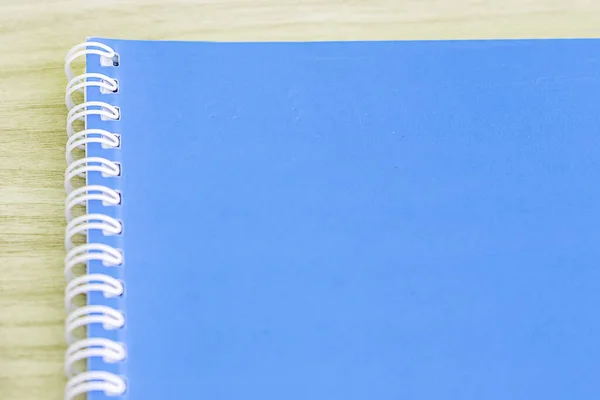 空の表紙本スパイラル文房具学校用品教育ビジネスアイデアブックカバーデザインノートパッド木製の背景にメモ — ストック写真