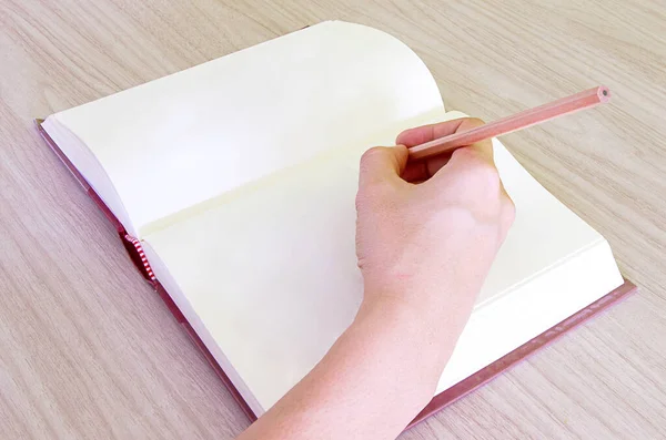 Stift Der Rechten Hand Schreiben Auf Dem Notizbuch — Stockfoto