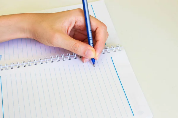 Stift Der Linken Hand Schreiben Auf Dem Notizbuch Stockbild