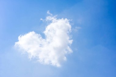 Gökyüzü rengi mavi ve yüksek atmosfer bulutlu. Fotokopi alanı olan güzel bir günde temiz hava..