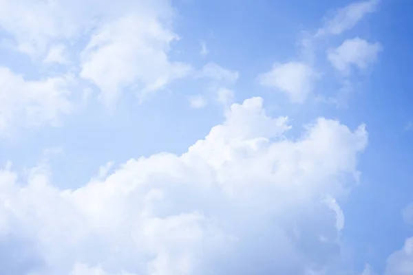 Sky μπλε χρώμα και υψηλή συννεφιά ατμόσφαιρα. φρέσκο αέρα την όμορφη μέρα με αντίγραφο χώρο. — Φωτογραφία Αρχείου