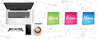 Üst düzey iş yeri ya da ofis masası. Masada dizüstü bilgisayarı ve akıllı telefonu olan bir bilgisayar. Evde ve Covid-19 salgınında ya da Coronavirus karantinasında çalışmak. Vektör illüstrasyon tasarımı.