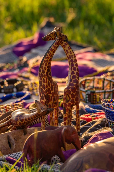 Две Модели Жирафов Продажу Рынке — стоковое фото