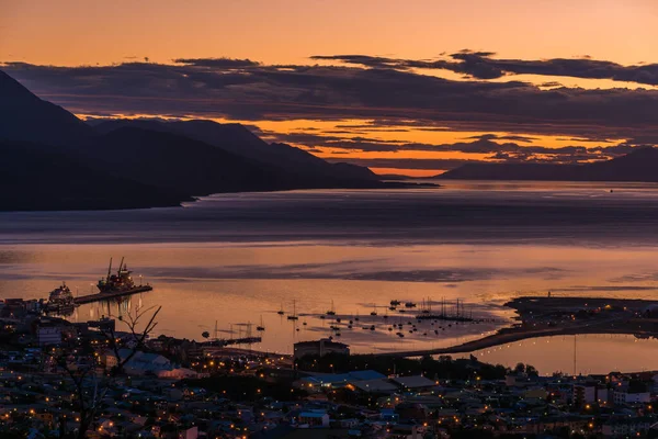 Ushuaia üzerinde mor ve turuncu şafak öncesi ışık