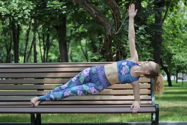 Gadis Berambut Pirang Keriting Berlatih Yoga Taman — Stok Foto