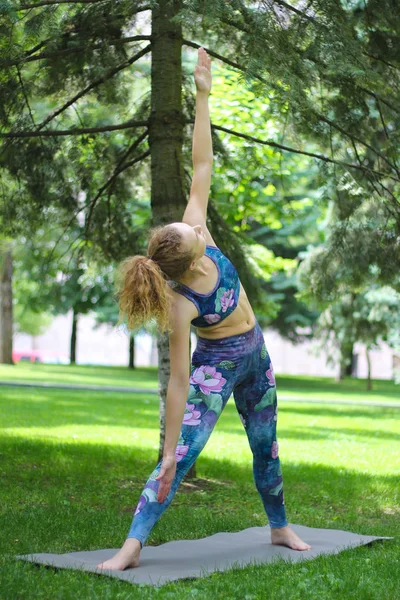 Gadis Berambut Pirang Keriting Berlatih Yoga Taman — Stok Foto