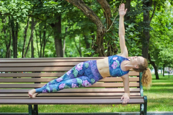 Gadis Berambut Pirang Keriting Berlatih Yoga Taman — Stok Foto