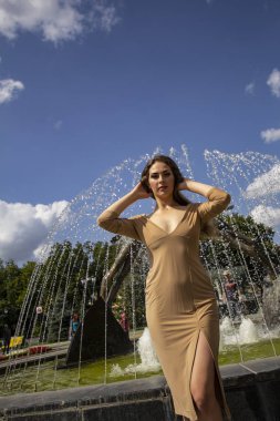 Ceketli ve elbiseli güzel bir kız.