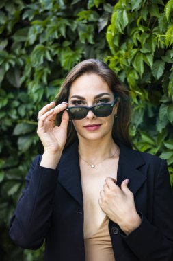 Ceketli ve elbiseli güzel bir kız.