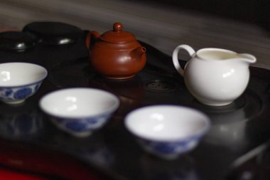 Çay seremonisi. Çayın hazırlanması için ayarlandı